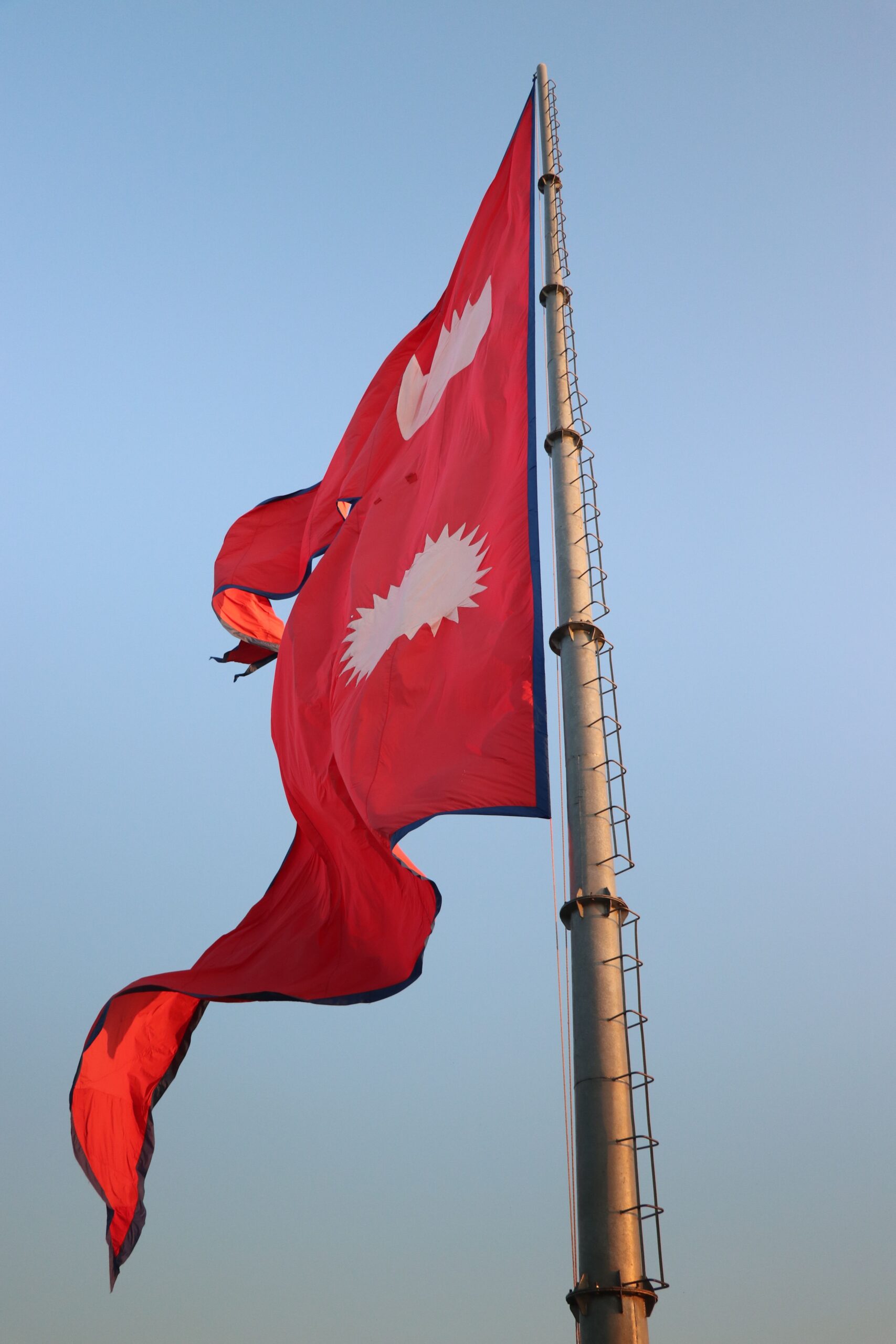 खुला आकाशमुनि फहराइरहेको नेपालको राष्ट्रिय झण्डा